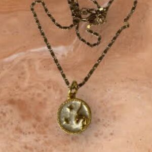 Elegant Gold Necklace with Pendant